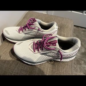 Womens 11M Brooks Ghost 12 Running Shoes